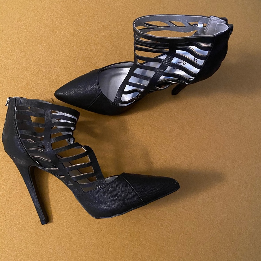 Black pointed toe Qupid pumps